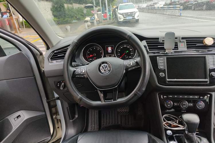 Used Volkswagen Tiguan L 2018 380TSI Automatic All-Wheel Drive Luxury Edition Steering Wheel