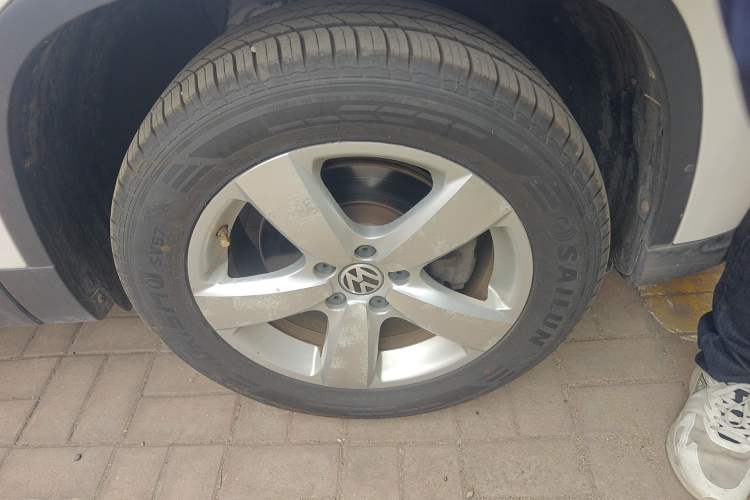 Used Volkswagen Tiguan 2012 1.8TSI Automatic All-Wheel Drive Elite Edition Right Front Wheel Hub