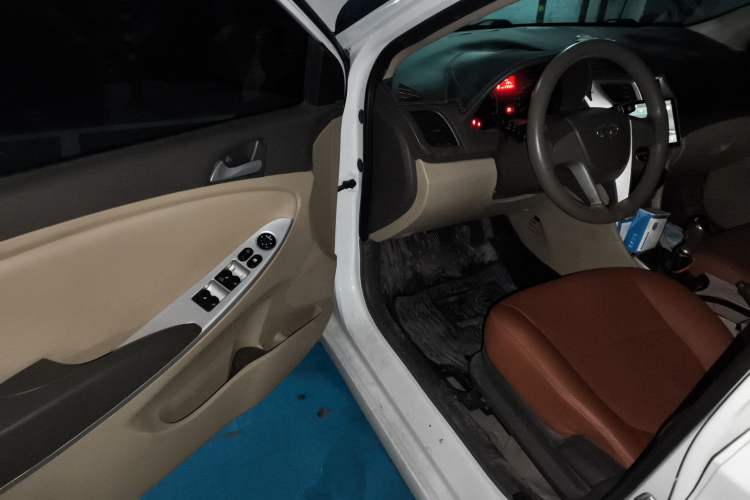 Used Hyundai Verna (older generation) 2010 Sedan 1.4L Manual Comfort GS Driver Seat