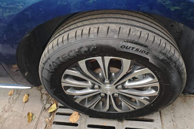 Used Buick GL8 2022 Land Business Class 652T Luxury Model Right Front Wheel Hub