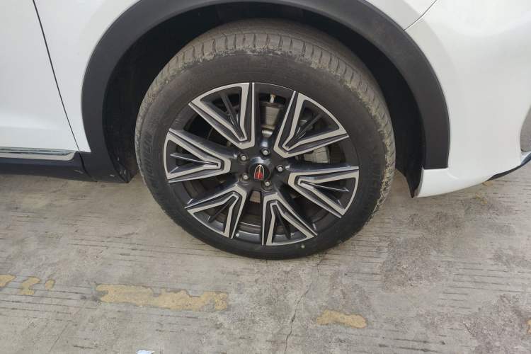 Used Hongqi HS5 2022 Facelifted Version 2.0T Smart Connect Flagship All-Wheel-Drive Edition Right Front Wheel Hub