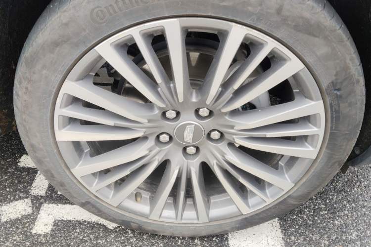 Used Cadillac XT4 2024 28T Two-Wheel-Drive Prestige Version Right Front Wheel Hub