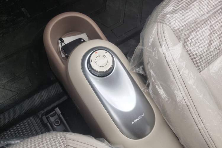 Used Wuling Hongguang MINIEV 2025 Four-Door Version Advanced Edition Gear Lever