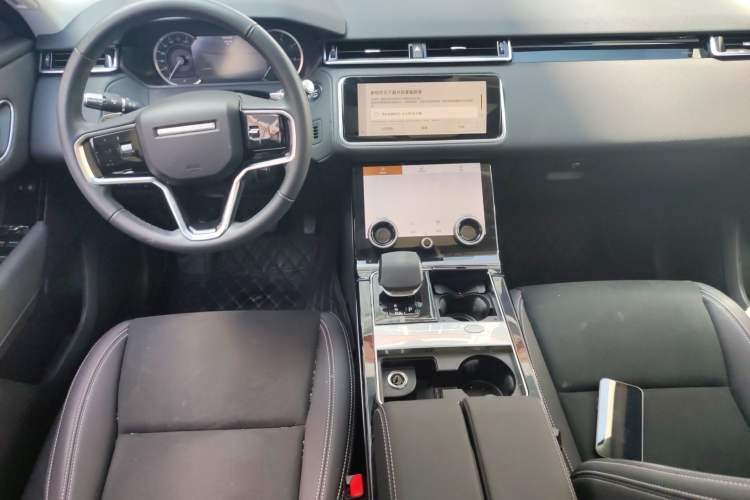 Used Land Rover Range Velar 2022 250 PS Center Console