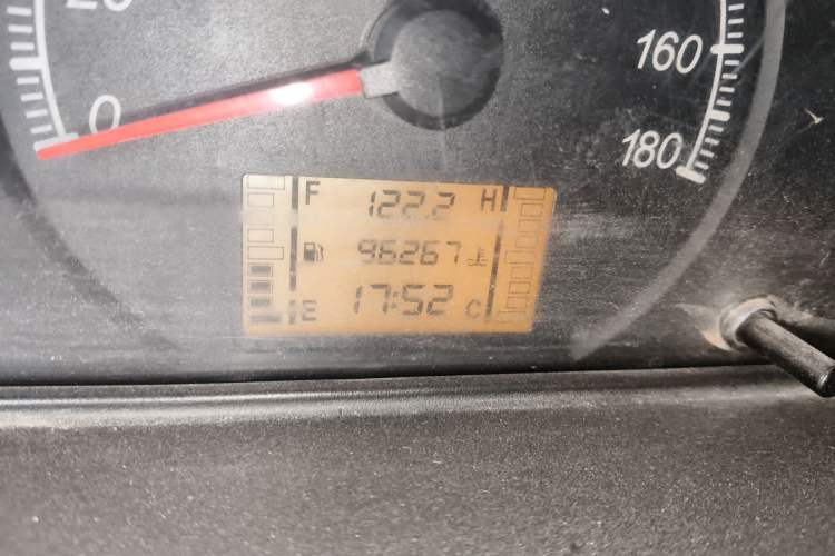 Used Wuling Zhiguang 2015 1.2L Practical LS-I Model Odometer Close Up