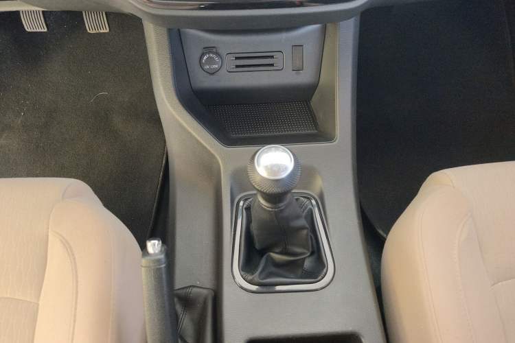 Used FORTHING Lingzhi 2023 M5L 1.6L Base Model 7 Seats Gear Lever