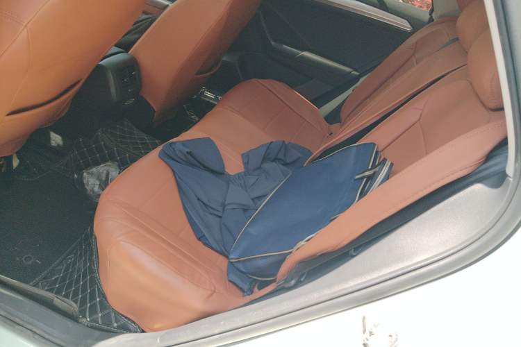 Used Volkswagen T-ROC 2019 230TSI DSG Two-Wheel-Drive Advanced Version China VI Standard Left Rear Seat