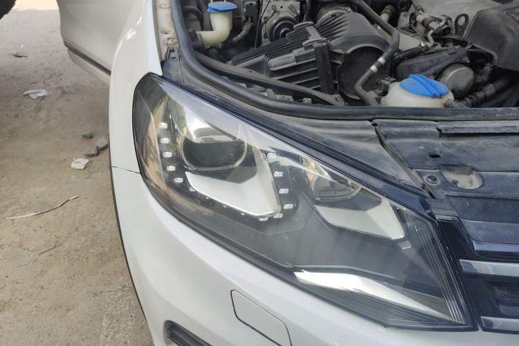 Used Volkswagen Touareg 2011 3.0 TSI High-End Version Right Front Headlight