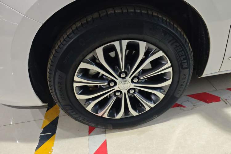 Used Buick GL8 2021 Land Cruiser Executive Class 652T Luxury Model Left Front Wheel Hub