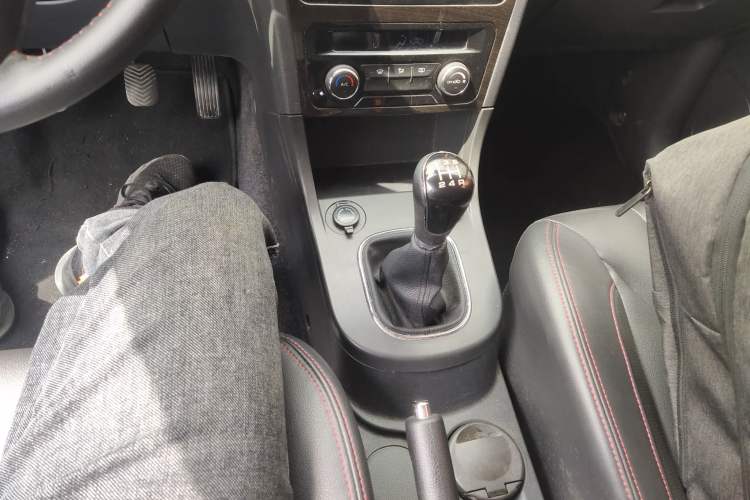 Used Dongfeng Fengon 370 2016 1.5L Manual Luxury Version SFG15-05 7 Seats Gear Lever