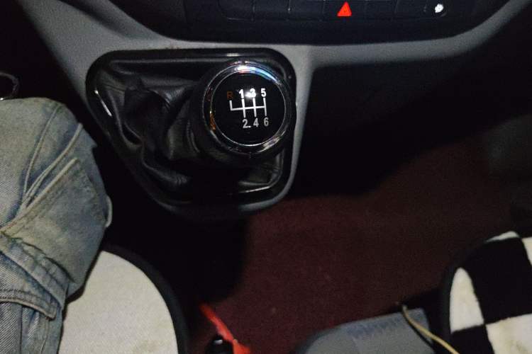 Used Foton Toano 2023 Joy Elephant Multi-Function 2.0T Manual Long-Wheelbase Mid-Roof Model with Single Rear Tire Available in 5/6/7/9-Seater Configurations
