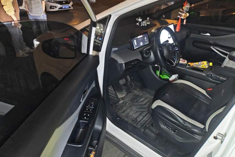 Used Hycan Z03 2022 510 km Range Trendy Cool Version 160 kW 61.13 kWh Driver Seat