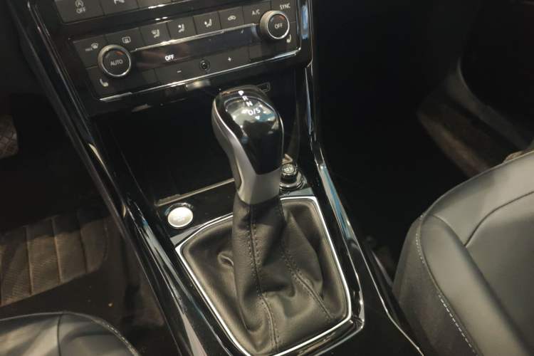 Used Volkswagen Tharu 2025 NewRui 300TSI Prestige Edition Gear Lever