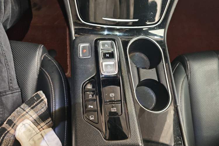 Used Hyundai Santa Fe 2020 380 TGDi Automatic Two-Wheel Drive GLS Luxury Edition Gear Lever