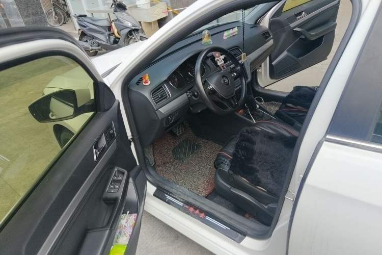 Used Volkswagen Gran Lavida 2015 1.6L Automatic Comfort Edition Interior 3