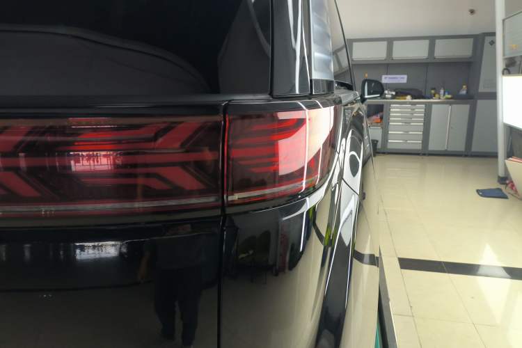 Used Denza D9 2022 DM-i 1040 Prestige Model