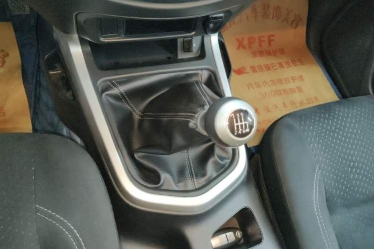 Used Nissan Terra 2020 2.5L XE Manual Two-Wheel-Drive Elite Edition Gear Lever