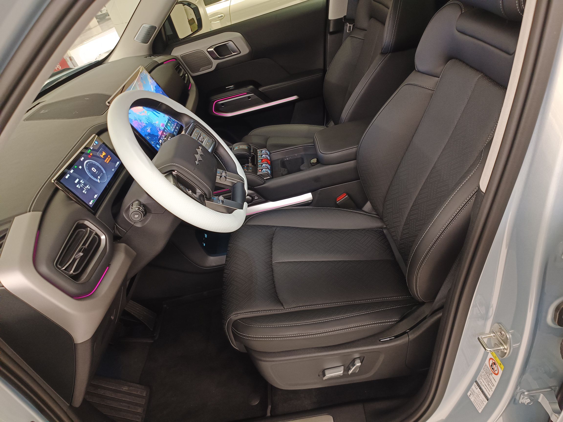 المقاعد الأمامية داخل السيارة