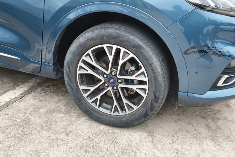 Used Ford Escape 2020 EcoBoost 245 Four-Wheel Drive Luxury Edition Right Front Wheel Hub