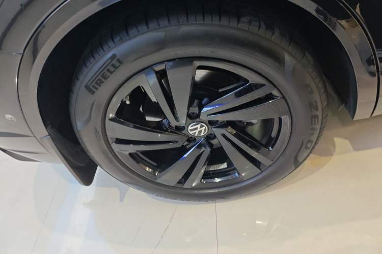 Used Volkswagen Touareg 2022 3.0 TSI Luxury Edition Black Diamond Sport Package Right Rear Wheel Hub