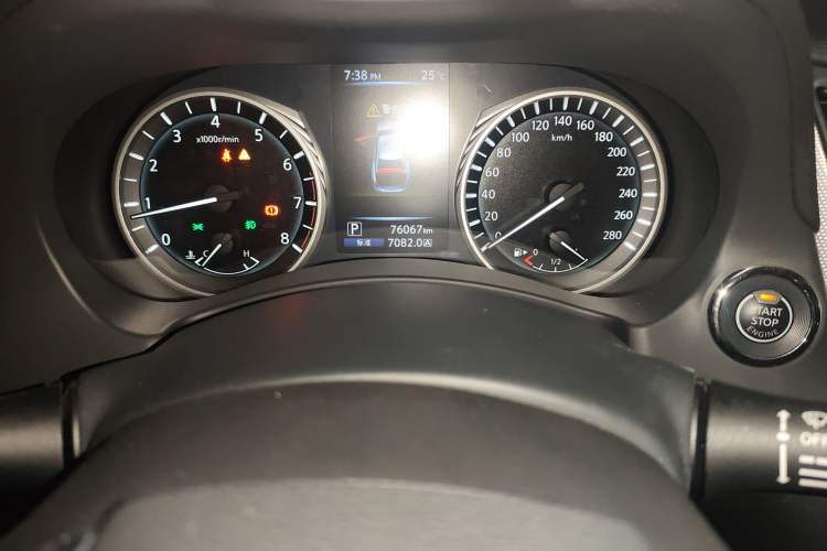 Used Infiniti Q50L 2018 2.0T Enjoyment Version China VI Standard Odometer Close Up