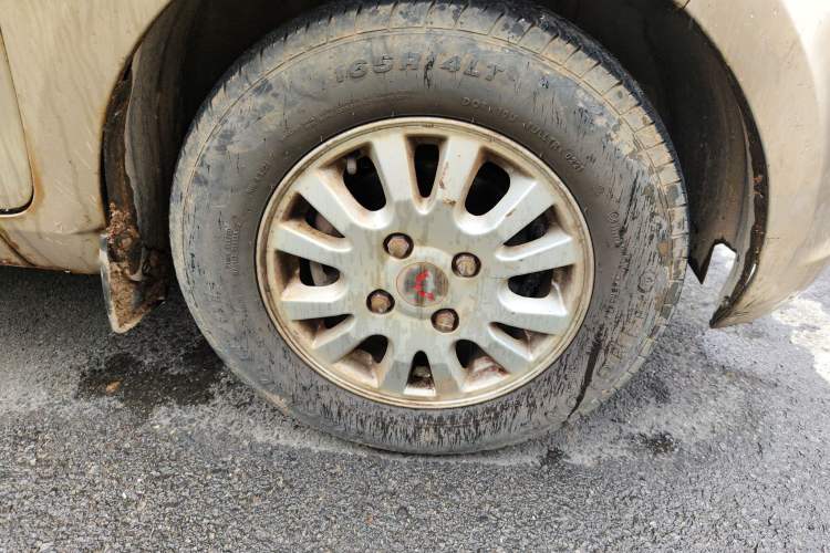 Used Wuling Rongguang V 2016 1.2L Standard Version Right Front Wheel Hub