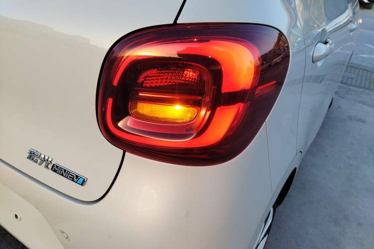 Used Wuling Hongguang MINIEV 2025 Four-Door Version Advanced Edition Right Rear Taillight