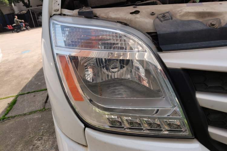 Used SAIC MAXUS Xintu V80 2017 2.5T AMT Aoyuntong China IV Short Wheelbase Mid-Roof 5/6/10-Seater
