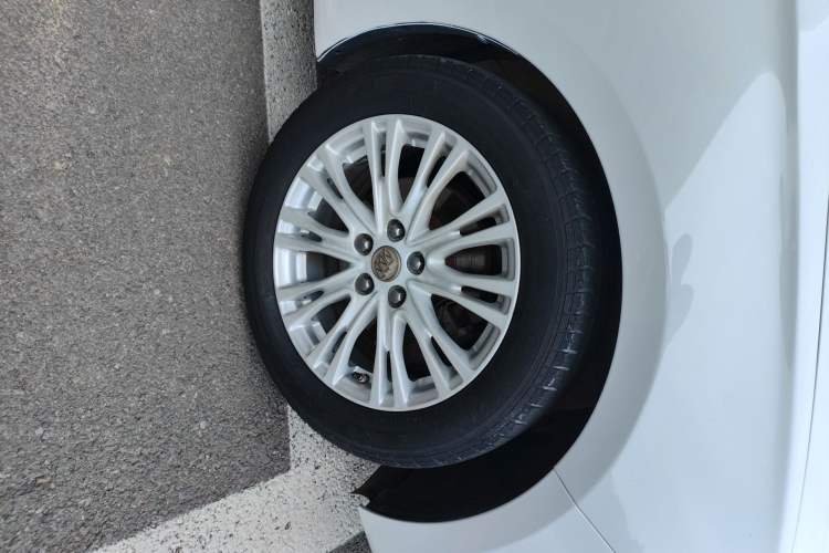 Used Buick GT 2017 15N Manual Elite Version Right Front Wheel Hub