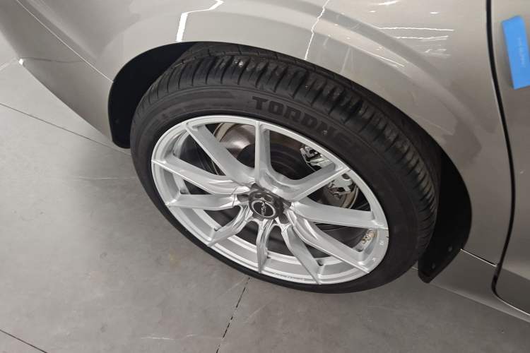 Used Volvo S60 New Energy 2020 T8 e-Drive Hybrid All-Wheel Drive Smart Luxury Edition Right Rear Wheel Hub