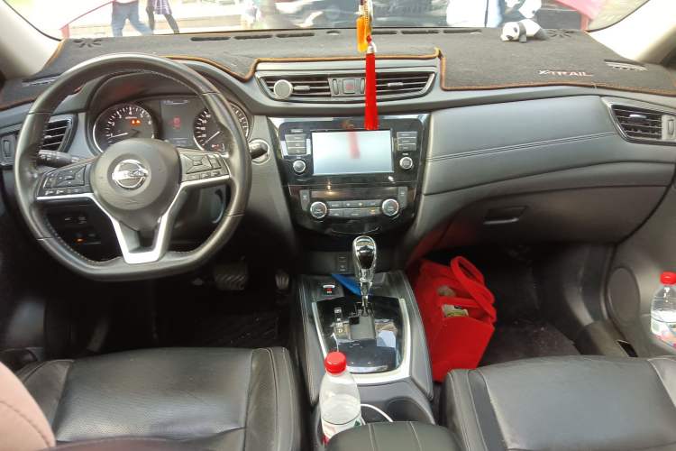 Used Nissan X-Trail 2017 2.5L CVT Luxury Edition 4WD Center Console