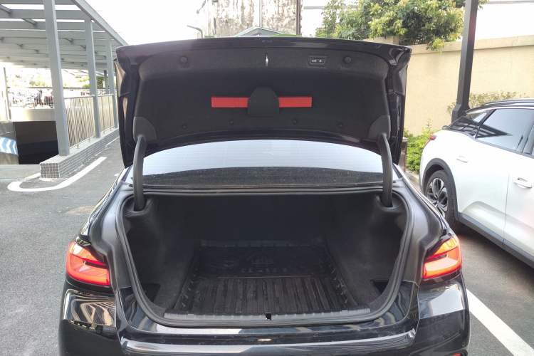 Used BMW 5 Series 2022 Second Facelift 530Li Leading Edition M Sport Package Trunk