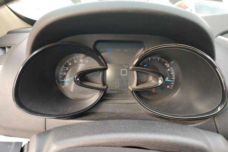 Used Dongfeng Aeolus AX7 2015 2.0L Manual Zhiyi Trim