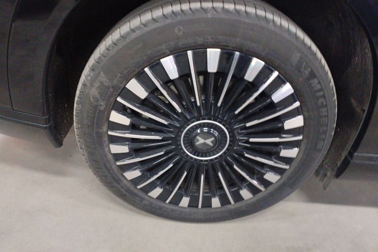 Used XPeng X9 2025 740 Ultra-Long Range Max Exterior 5