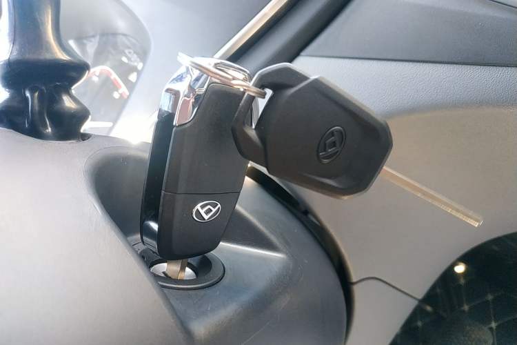 Used SAIC MAXUS Xintu V80 2025 PRO Aoyuntong 2.0T Manual Short Wheelbase Ultra-Low Roof 5/6-Seater
