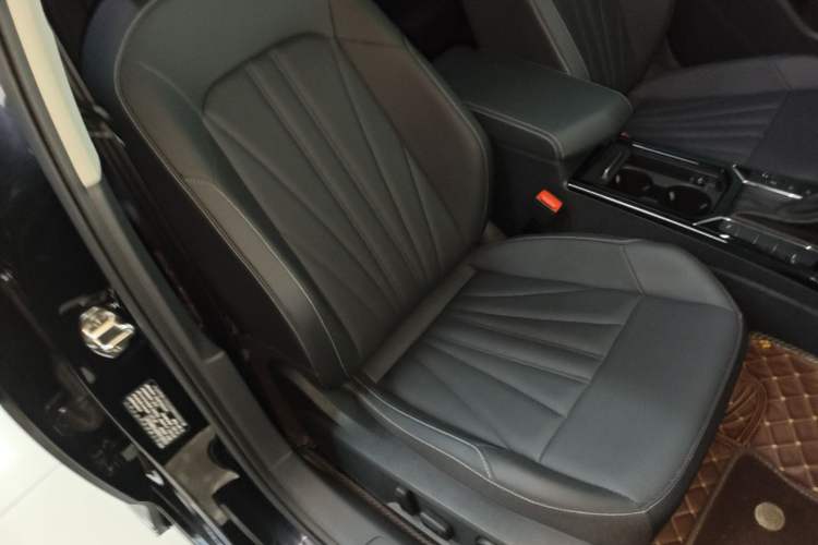 Used Volkswagen Passat 2025 Outstanding Model 330TSI Elite Edition Right Front Seat