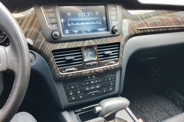 Used Hongqi H7 2021 2.0T Elite Edition Audio And AC Panel