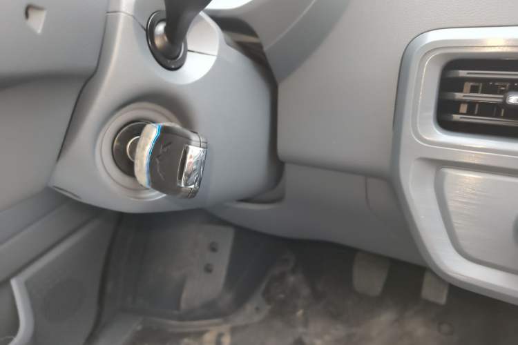 Used Wuling Yangguang 2024 300KM Comfort Version Passenger Van 75kW Interior 1