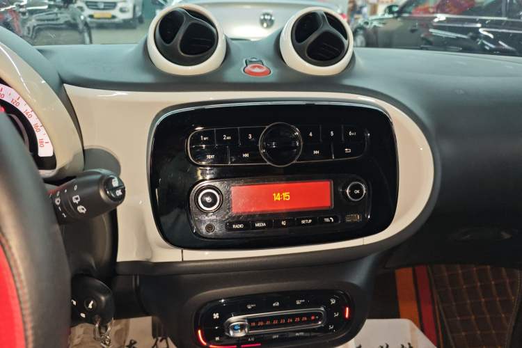 Used smart forfour 2018 1.0L 52 kW Dynamic Edition Audio And AC Panel