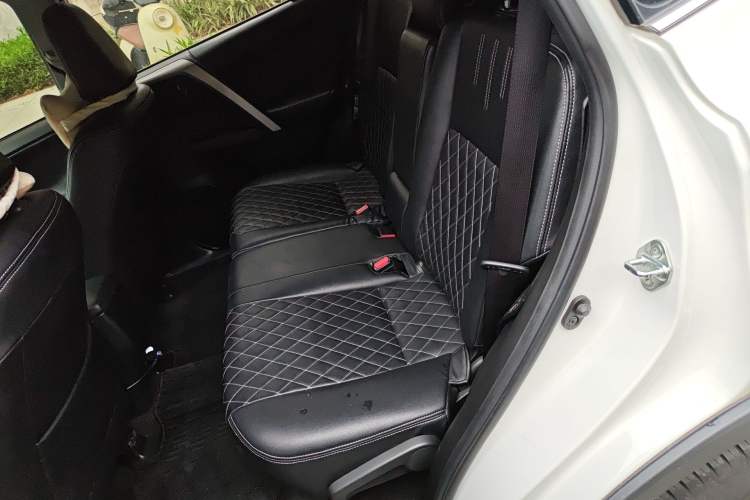 Used Toyota RAV4 2016 2.0L CVT Two-Wheel Drive Fashion Edition China V Standard Left Rear Seat