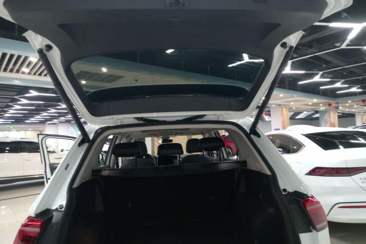 Used Volkswagen Tiguan L 2023 330TSI Automatic Two-Wheel Drive R-Line Flagship Edition Trunk