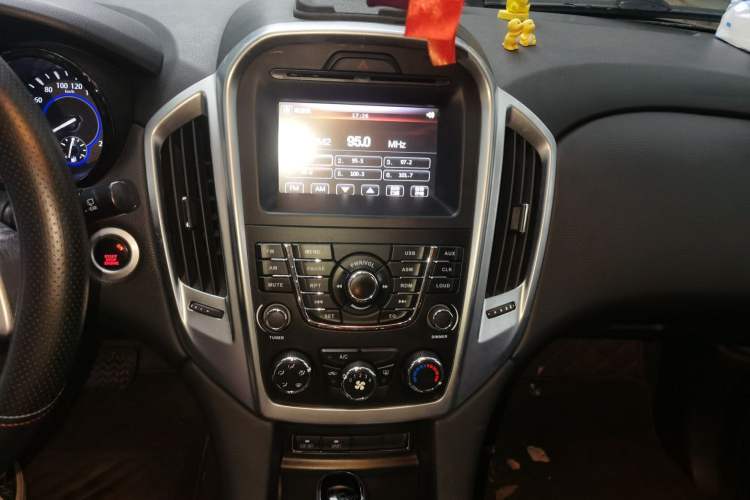 Used JMC Yusheng S350 2013 2.4T Automatic 2WD Diesel Luxury Edition 5 Seats