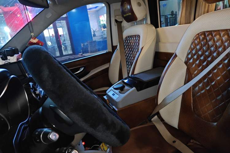 Used Xinkai V-Class 2017 Zhunyue V 260 L High-Roof Model Left Front Seat