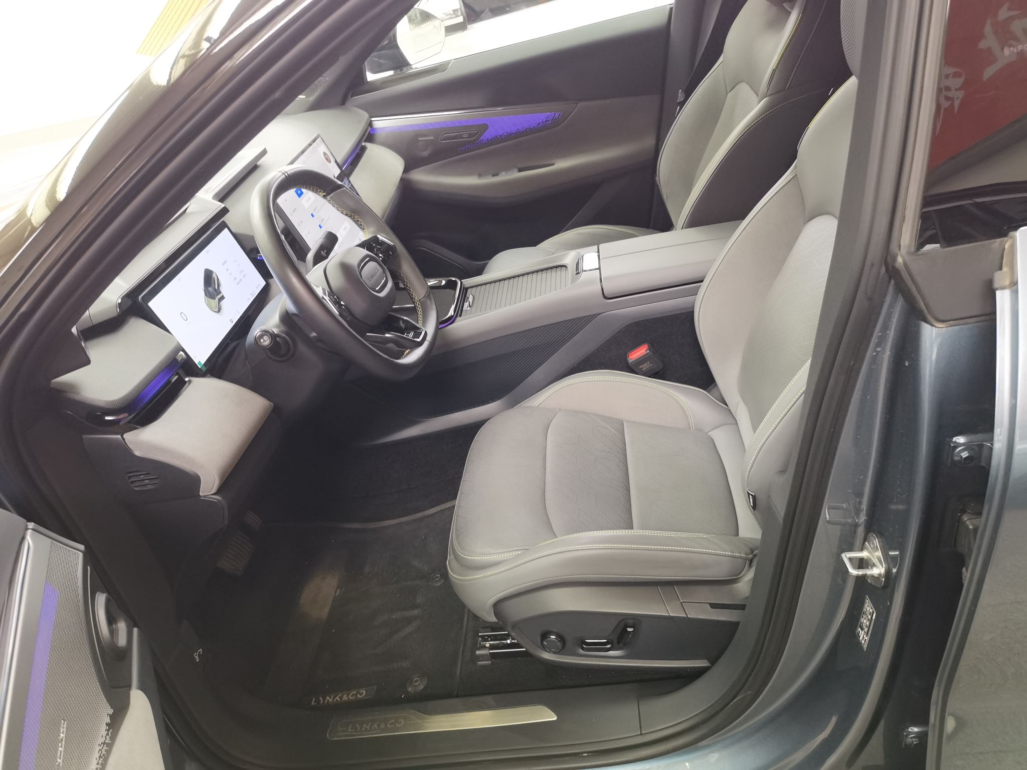 المقاعد الأمامية داخل السيارة