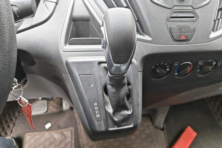 Used Ford Transit 2019 2.0T Gasoline Automatic Multi-Function Commercial Vehicle Short Wheelbase Low Roof 6-Seater China VI Standard Gear Lever