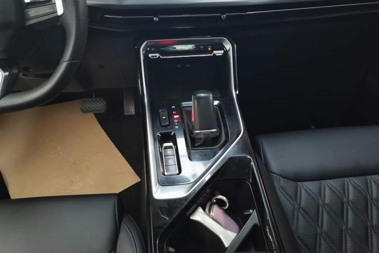 Used Wuling Asta 2022 2.0L DHT Electric-Speed Version
