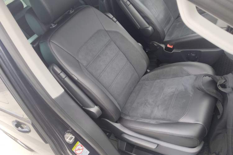 Used Volkswagen Multivan 2019 2.0 TSI Two-Wheel Drive Luxury Edition 7 Seats Right Front Seat