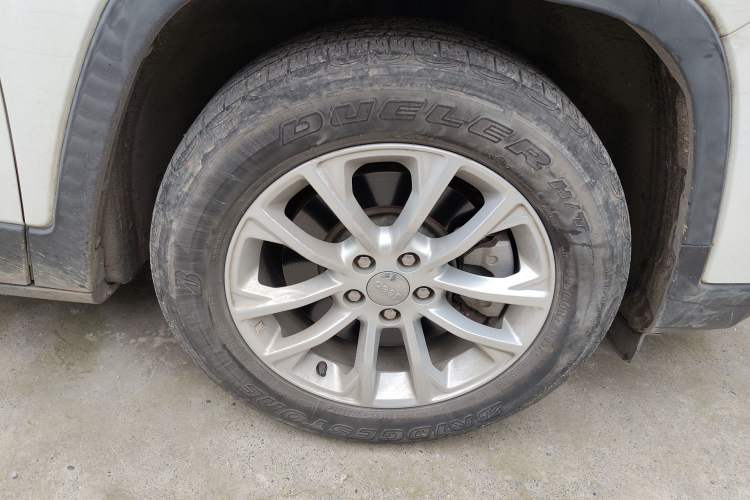 Used Jeep Cherokee 2019 2.0T Two-Wheel Drive Smart Enjoyment Version China VI Right Front Wheel Hub