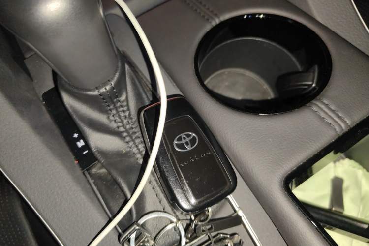 Used Toyota Avalon 2019 2.0L XLE Premium Edition China VI Vehicle Key