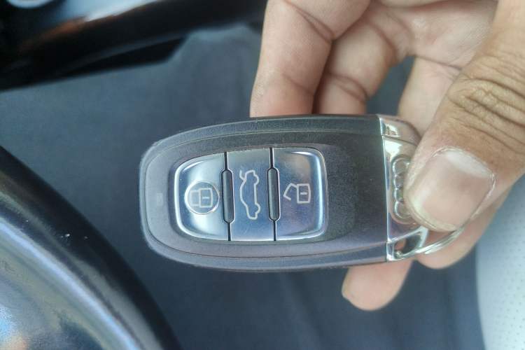 Used Audi A4L 2012 2.0 TFSI automatic Comfort trim level